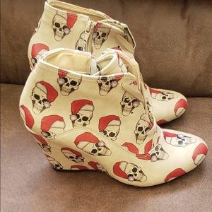 NWOT Christmas Skull Wedges